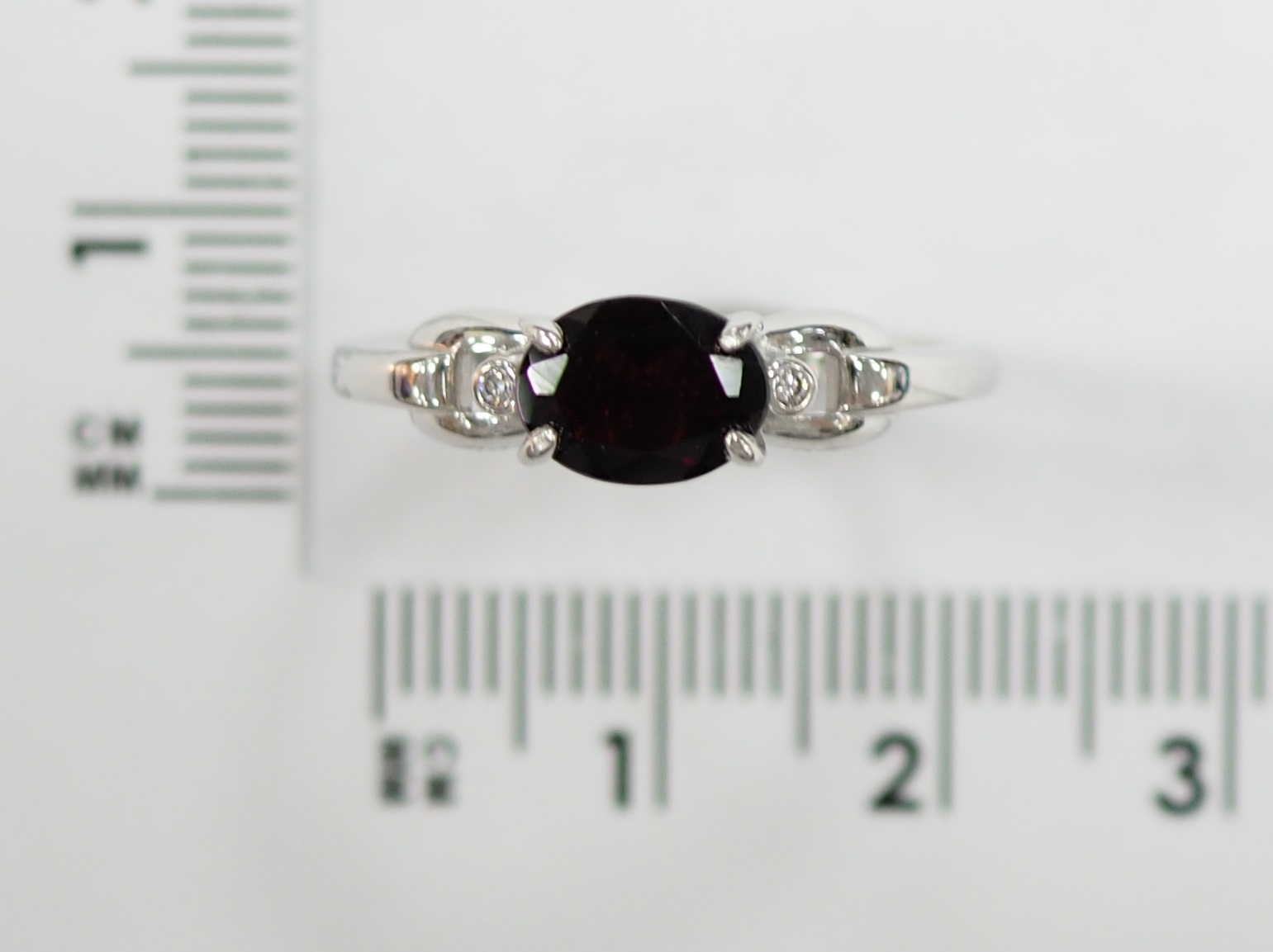 Серебряное кольцо 925 пробы; вставки 1 Гранат; 2 Фианит бесцв.;